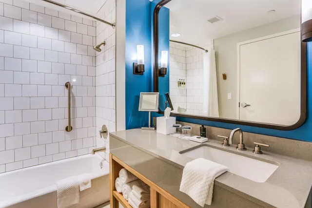 Room, King Bed, Bunk Bed, Gulf Front, Bathtub، The Lodge At Gulf State Park A Hilton Hotel 8/10