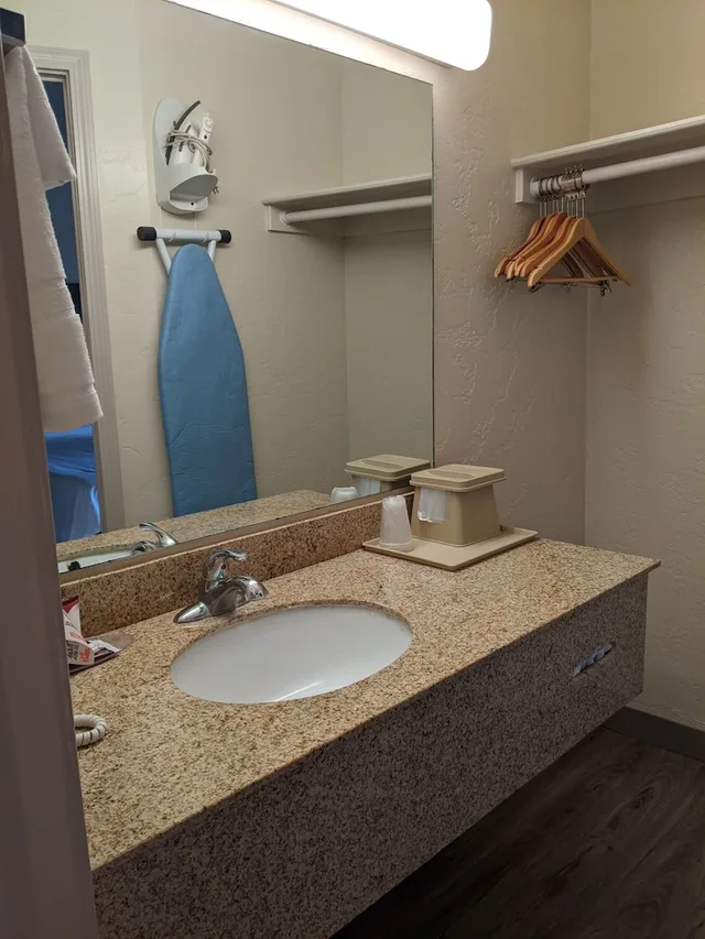 غرفة قياسية بسرير كينج، Atrium Inn Fort Stockton 7/9