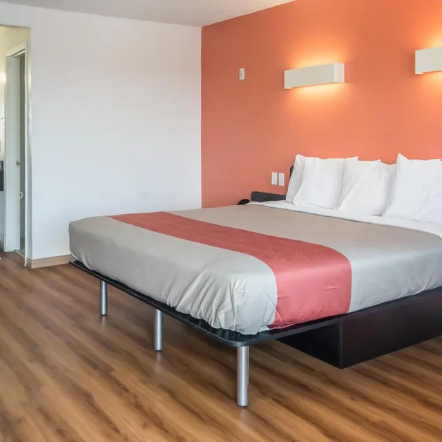 1 Queen Bed - Mobility Accessible Tub Nsmk، Motel6 Mesquite, TX - Rodeo - Convention Ctr 1/9