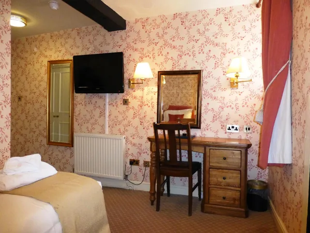 غرفة مفردة، The Bear Hotel 2/3