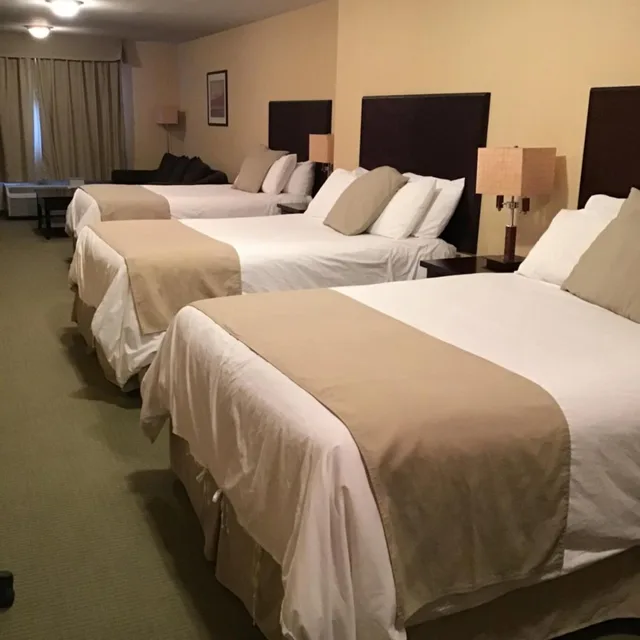 غرفة عائلية بسرير كينج وسريرين كوين، Ramada By Wyndham Williams Lake 2/6