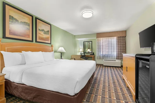 غرفة قياسية بسرير كينج، QUALITY INN AND SUITES PLANO EAST RICHARDSON 1/10