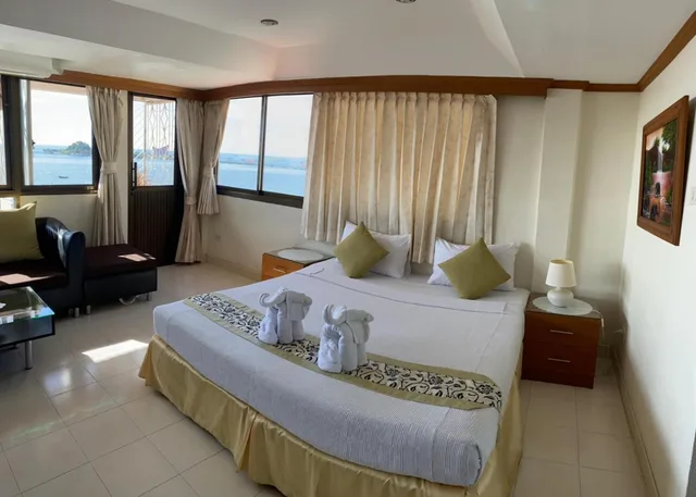 غرفة ديلوكس بسرير مزدوج أو سريرين منفصلين بإطلالة على البحر، Seaview Hotel Sriracha 3/10