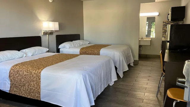 غرفة قياسية بسريرين كوين بمطبخ، Studio6 Wilmington, NC 4/10