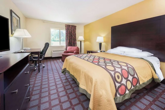 غرفة قياسية بسرير كوين، Super 8 by Wyndham Bloomington University Area 1/4