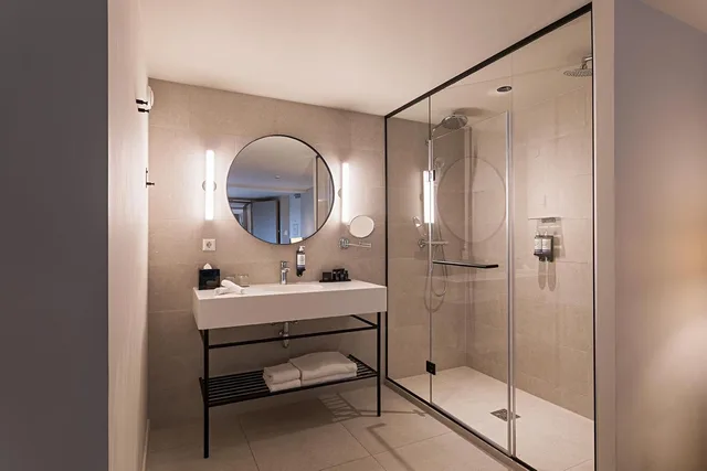غرفة سوبيريور بسرير كينج بشرفة، Pestana Amsterdam Riverside 3/3