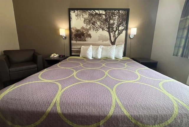 غرفة بسرير كينج لذوي الإعاقة، Super 8 by Wyndham Grayville 4/8