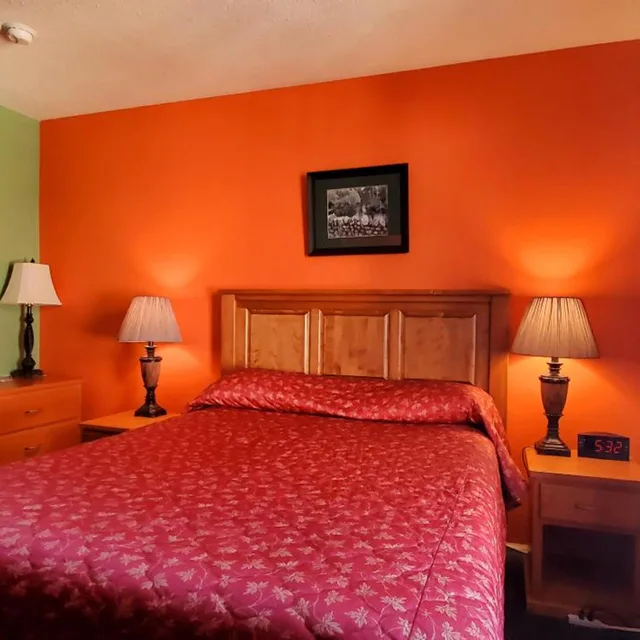 غرفة قياسية بسرير كينج وسرير كوين، James Bay Inn Hotel Suites Cottage 1/3