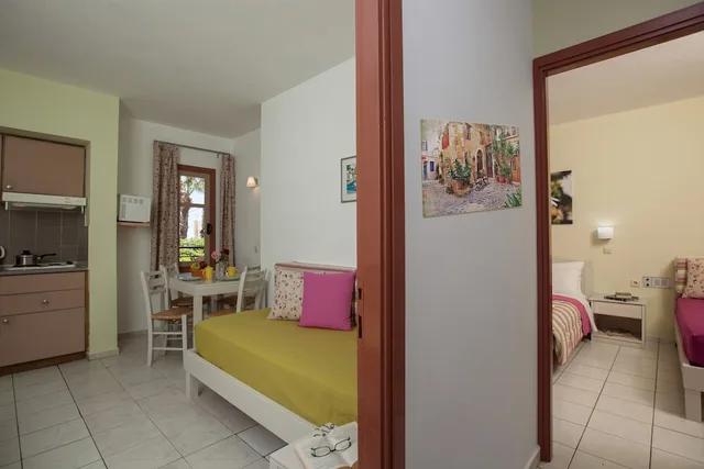 شقة بسرير مزدوج وسريرين منفصلين، Latania Studios & Apartments 2/3