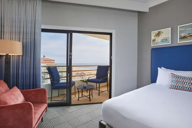 Room, Twin Beds, King Bed, Dolphin Tower, Accessible, The Waterfront Beach Resort, a Hilton Hotel 3/6