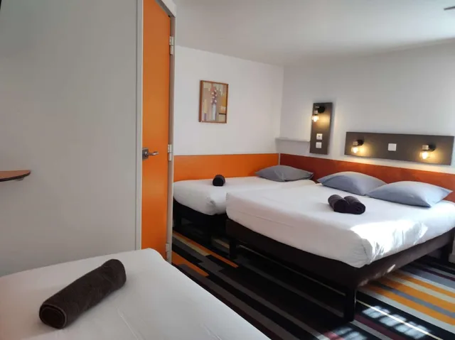 غرفة قياسية بسرير مزدوج وسريرين منفصلين، Kyriad Direct Saintes 3/10