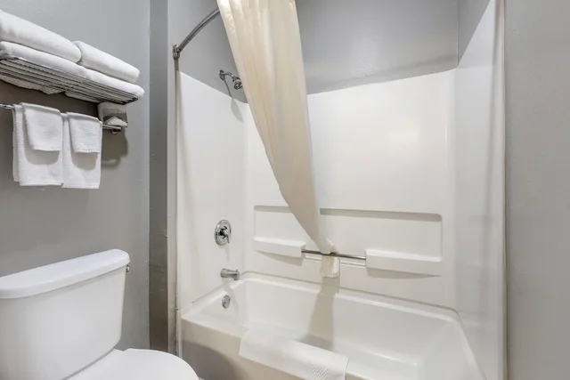 جناح بسريرين كوين مع أريكة، Quality Inn & Suites Lincoln North 3/3