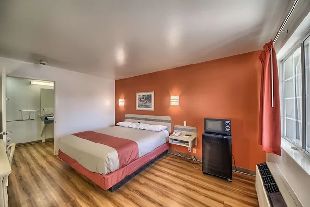 غرفة قياسية بسرير كينج، Motel6 Kerrville, TX 1/6
