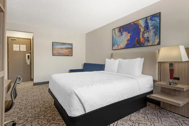 غرفة قياسية بسرير كوين مع أريكة، Best Western Airport Inn Calgary 1/4