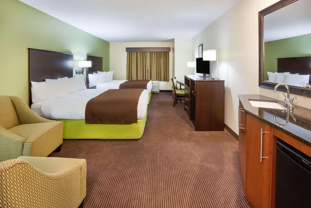 Deluxe, Quadruple, Queen Bed, Americinn By Wyndham Hartford Sd 1/2