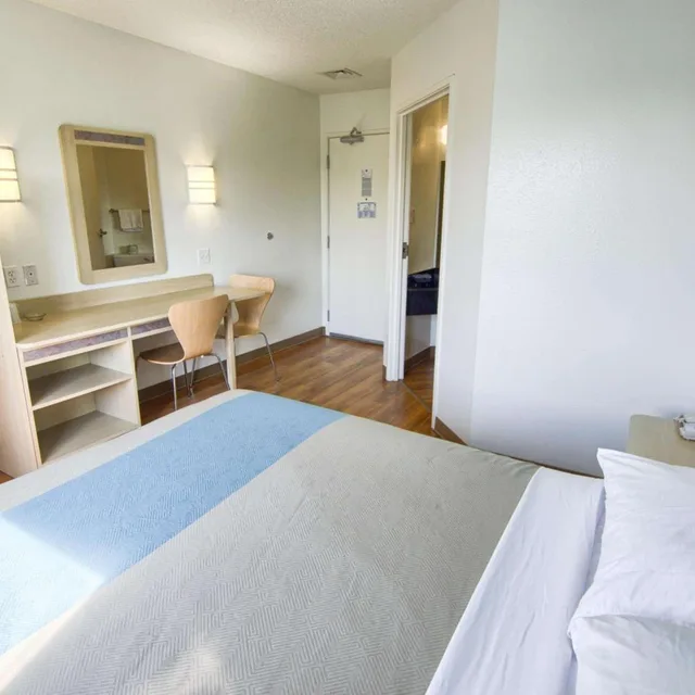 1 Queen Bed, Motel6 Portsmouth, NH 4/10