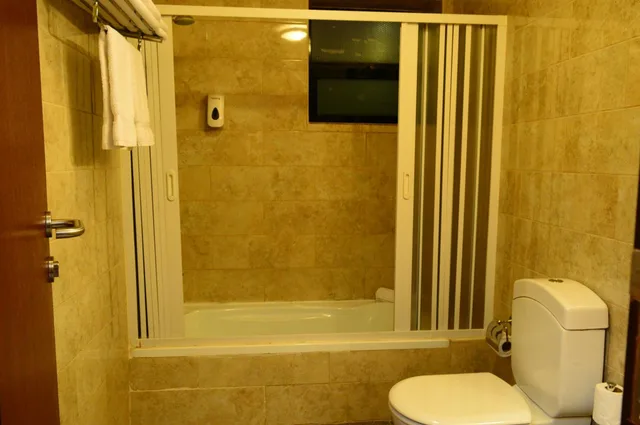 غرفة ثلاثية، LARSA HOTEL 7/9