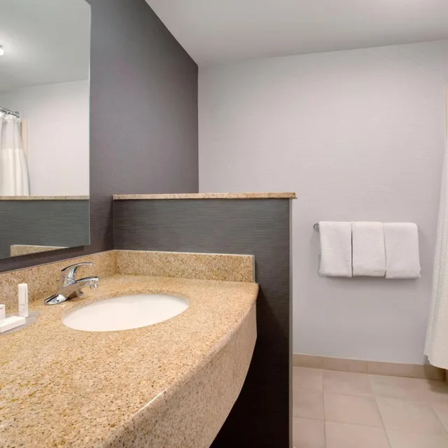 غرفة بسرير كينج بشرفة بحوض استحمام لذوي الإعاقة، Courtyard Fort Lauderdale SW Miramar 4/6