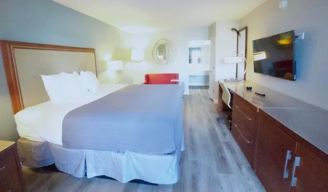 Renovated, King Bed, Smoking، All Seasons Inn & Suites 3/9
