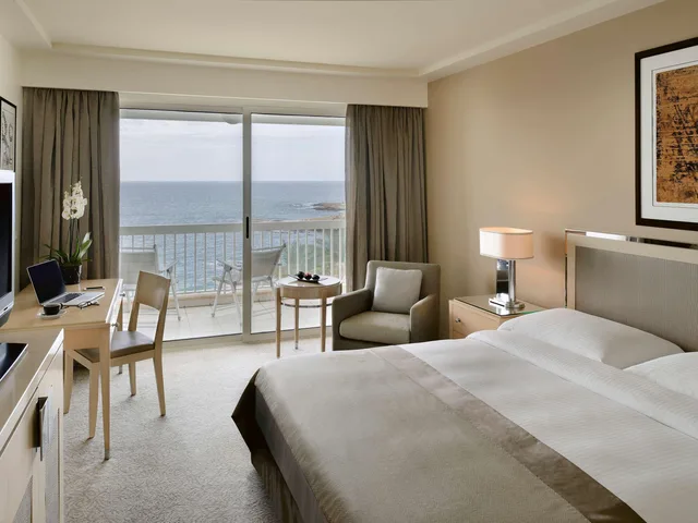 غرفة ديلوكس بإطلالة على البحر، Movenpick Hotel Beirut 1/1