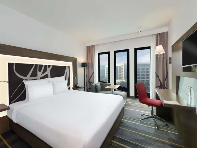 غرفة سوبيريور بسرير كينج بإطلالة على المسبح مع دخول صالة النادي، Novotel New Delhi Aerocity 2/6