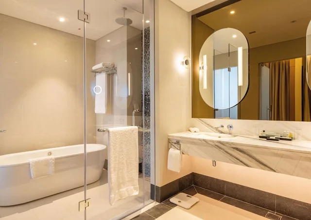 جناح بسرير كينج بغرفة نوم واحدة، Embassy Suites By Hilton Doha Old Town 4/4