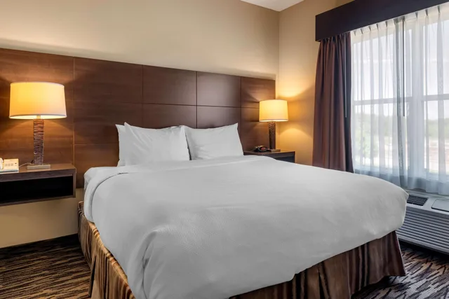 جناح بسرير كينج مع أريكة بمنطقة جلوس بجاكوزي بمطبخ صغير، Best Western Plus Bridgewater 3/8