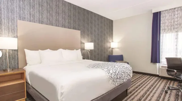 Room, King Bed, La Quinta Inn Suites By Wyndham Buffalo Amherst 6/9