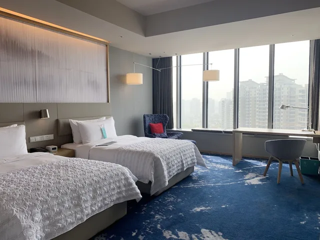 غرفة بسريرين مزدوجين بإطلالة على المدينة، Le Meridien Hangzhou Binjiang 1/4