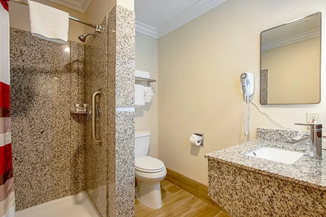 جناح كومفورت بسريرين كوين مع أريكة بمطبخ، Red Roof Inn & Suites Monterey 4/6