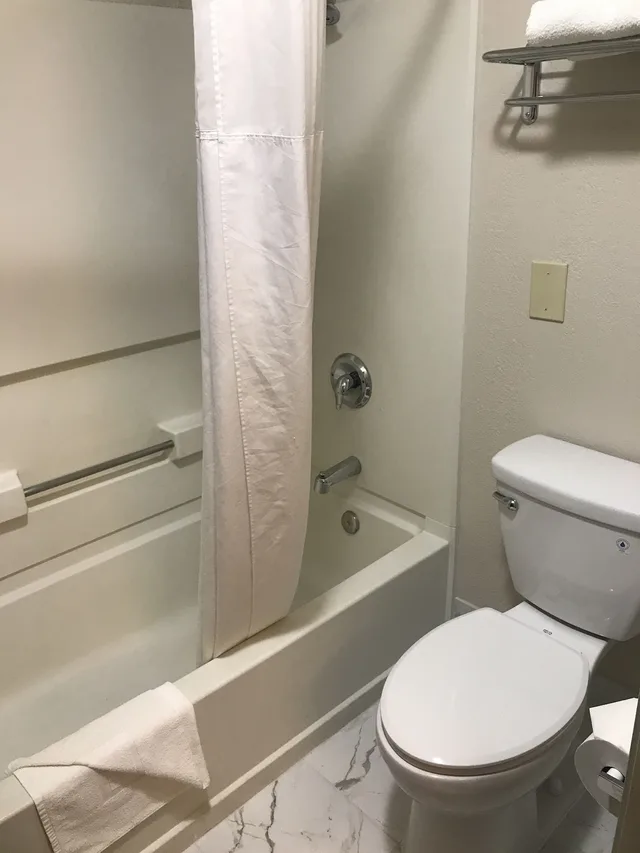 غرفة قياسية بسرير كينج مع أريكة، Quality Inn Denver Westminster 3/3