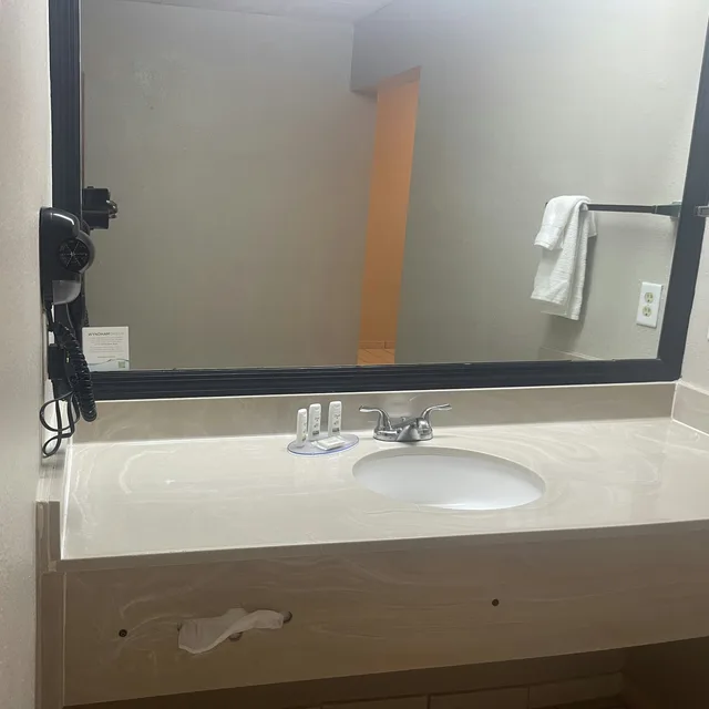 غرفة ديلوكس بسرير كينج بحوض جاكوزي، Red Roof Inn & Suites Hinesville 5/7