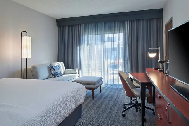 غرفة بسرير كينج مع أريكة لذوي الإعاقة، Courtyard Chicago Lincolnshire 2/5