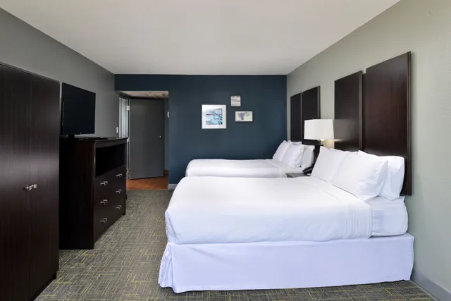Suite, 2 Queen Beds, Ocean Front, Sofa, Balcony، Four Points By Sheraton Virginia Beach Oceanfront 2/6