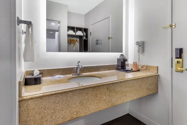 غرفة بسريرين كوين، Quality Inn & Suites Raleigh Durham Airport 4/4