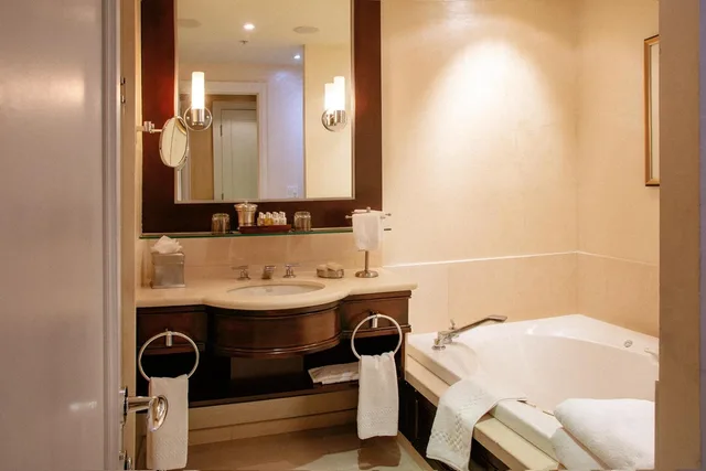 Yorkville, Suite, Sofa، Windsor Arms Hotel 2/3