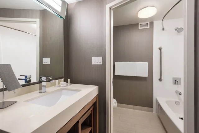 غرفة بسرير كينج مع أريكة، Courtyard By Marriott Toronto Vaughan 5/6