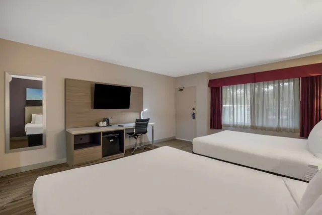 غرفة قياسية بسريرين كوين، Best Western Diamond Bar Hotel & Suites 1/6