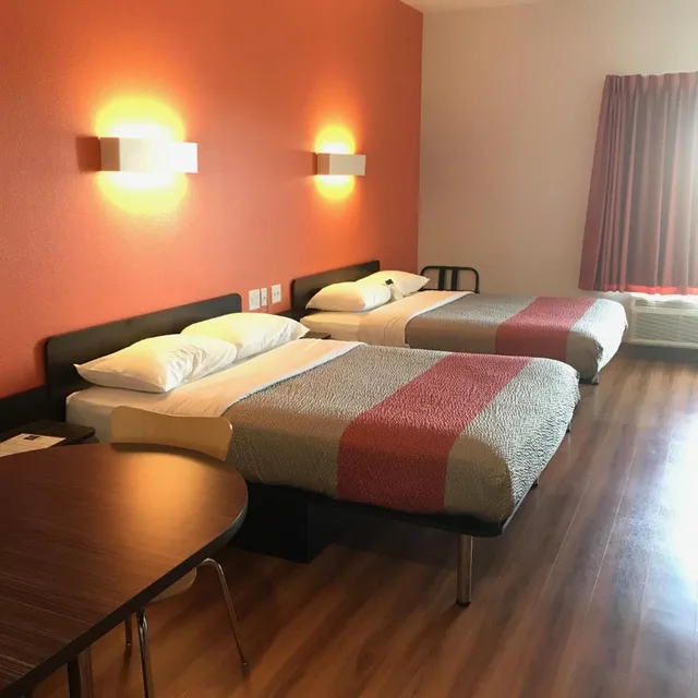 2 Queen Beds Non-Smoking, Shower، Motel6 Midland Tx 4/10