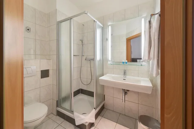 غرفة بسرير كوين، Lucia Hotel 10/10