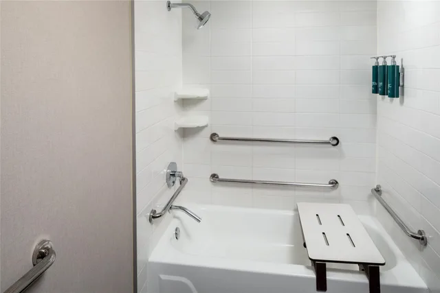 Room, King Bed, Executive Level, Bathtub, Accessible، Hilton Albany 7/7