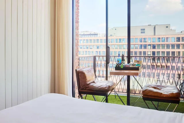غرفة بريميير بسرير كينج بشرفة، Arlo Williamsburg 3/6
