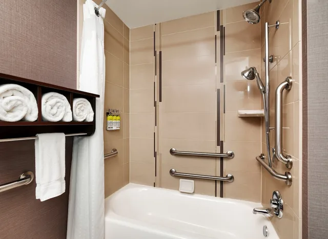 غرفة قياسية بسريرين كوين لذوي الإعاقة، Holiday Inn Express And Suites Billings 8/8