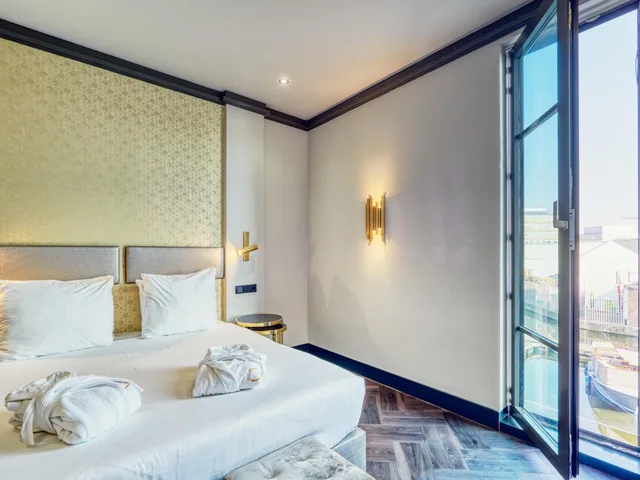 غرفة كبيرة بسرير مزدوج بإطلالة على البحيرة، G Hotel 2/7