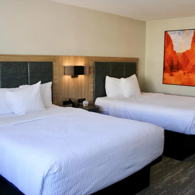 Room, Quadruple, 2 Queen Beds, Pet Friendly, The Cairn Hotel 2/5