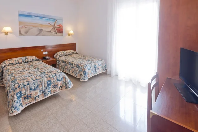 غرفة بثلاثة أسرّة مع سرير إضافي، GHT Balmes Hotel, Aparthotel & Splash 4/10