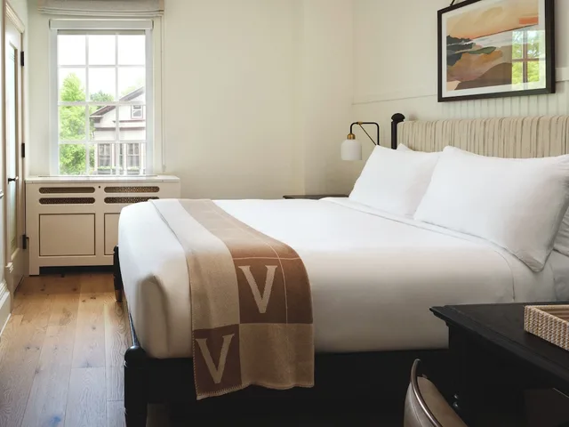 Bellevue, Standard, Queen Bed, Viking Hotel 1/2