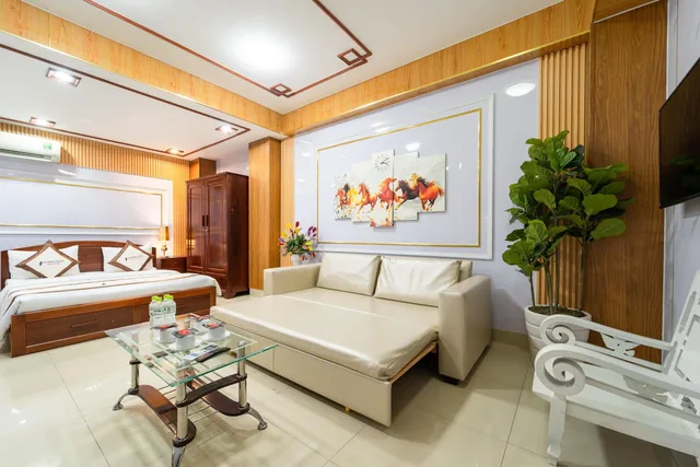 غرفة ثلاثية بسرير كوين وسرير فردي مع أريكة، Diamond Luxury Ben Thanh 1/2