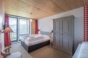 غرفة سوبيريور ثلاثية بثلاثة أسرّة بإطلالة على الجبل بغرفة نوم واحدة، TOP Rinderberg Swiss Alpine Lodge 1/1