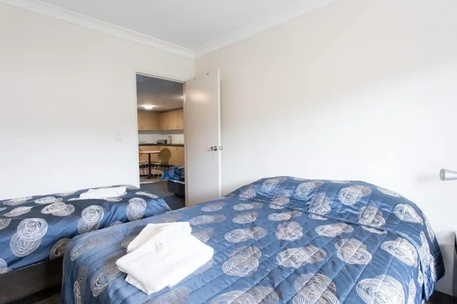 غرفة عائلية كبيرة بسرير كوين وسريرين فرديين بغرفتي نوم، Arena Hotel 3/6
